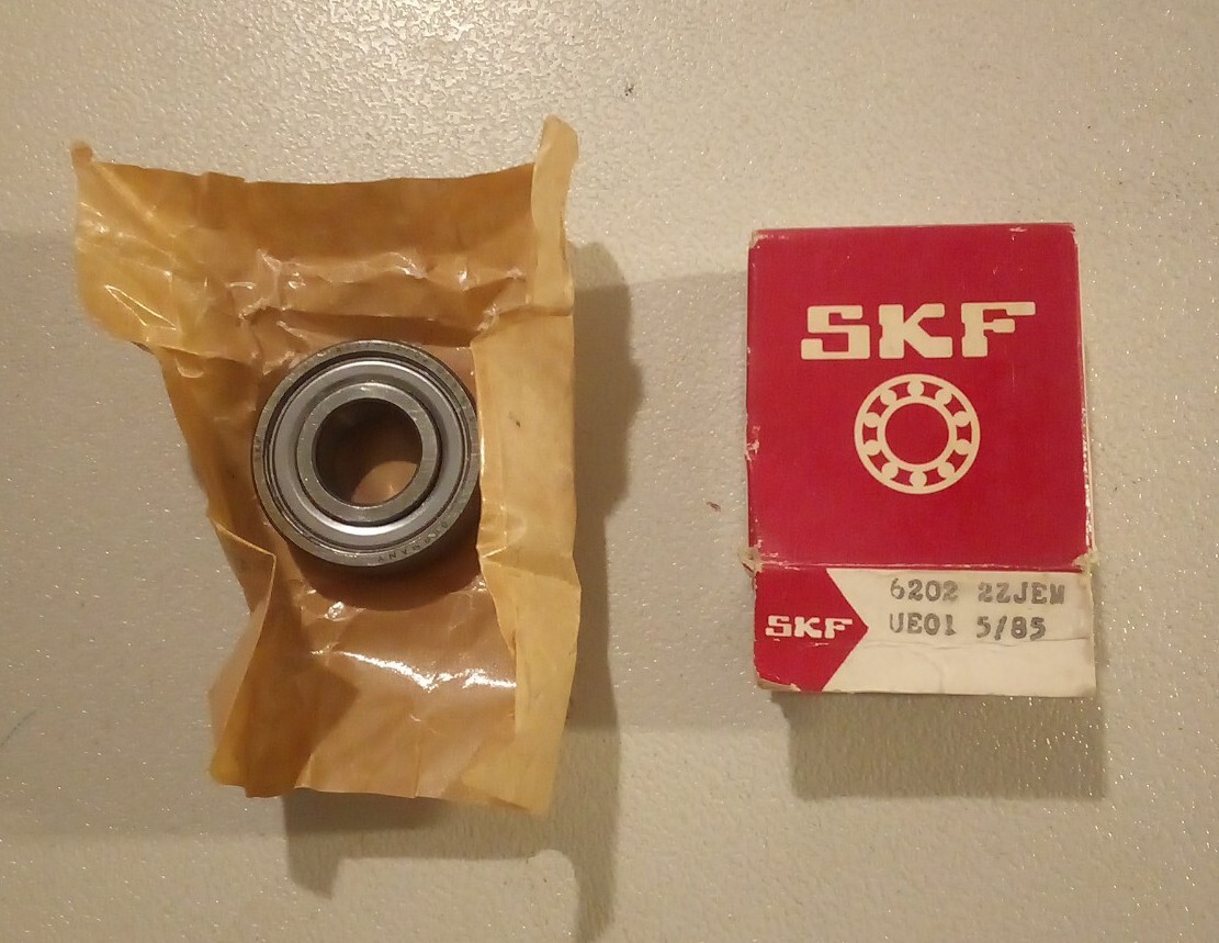 New SKF 6202-2ZJEM UE01 5/85 Sealed Ball Bearing