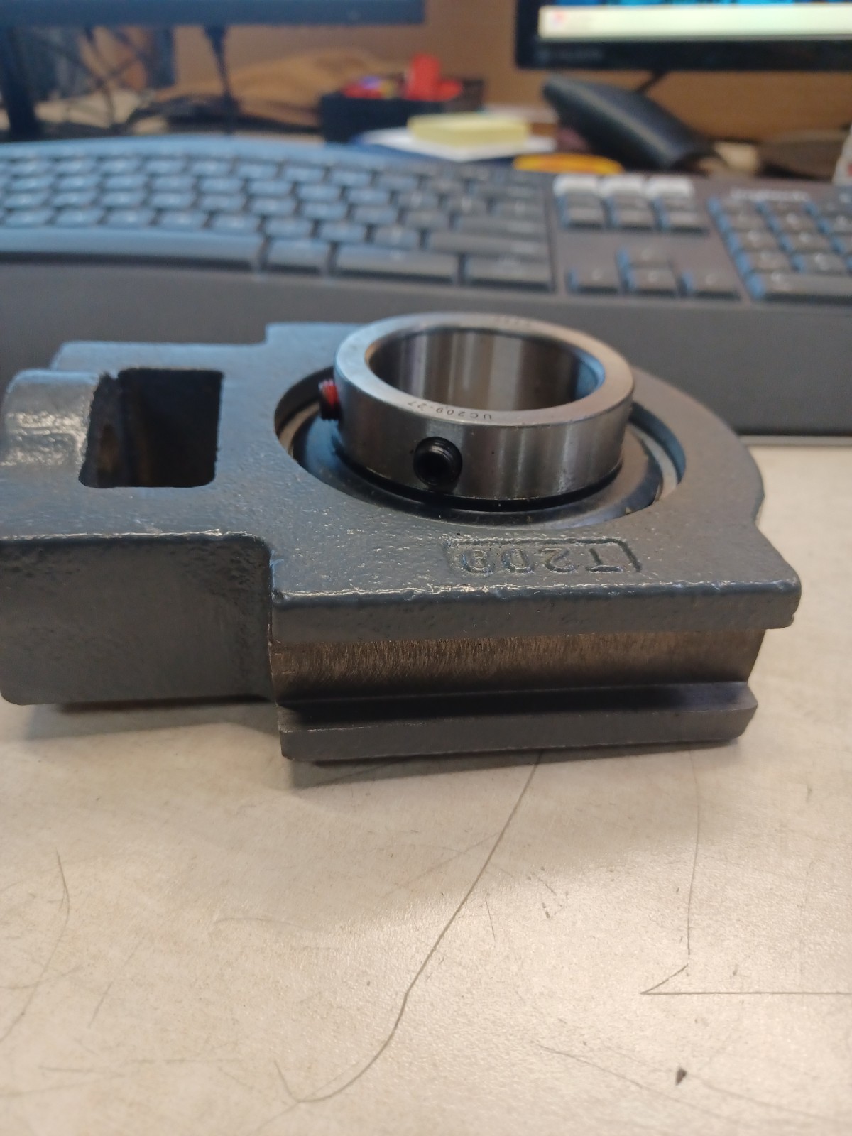 UC209-27 – Take-Up Housing Ball Bearing Unit, Insert Bearing PEER