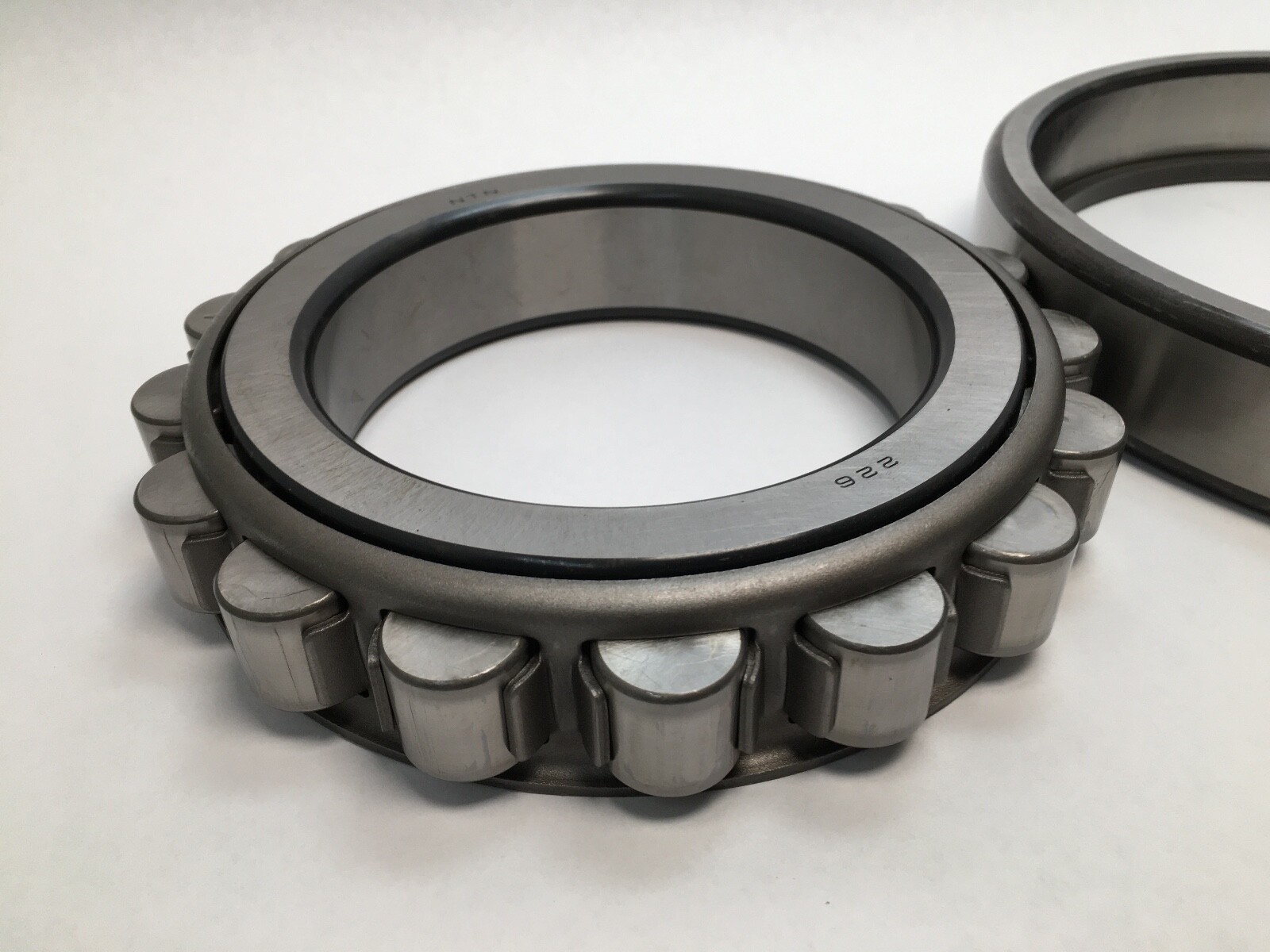 NTN NF226 Cylindrical Roller Bearing 130x230x40 mm NF 226 Japan