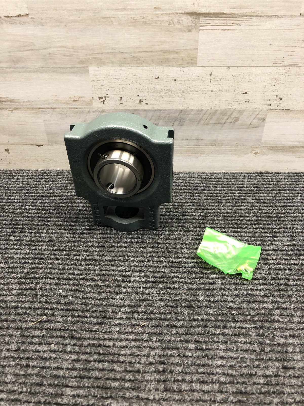 New Open Box NTN New Ball Bearing Take Up 40 mm Bore 16 mm Slot UCT208D1