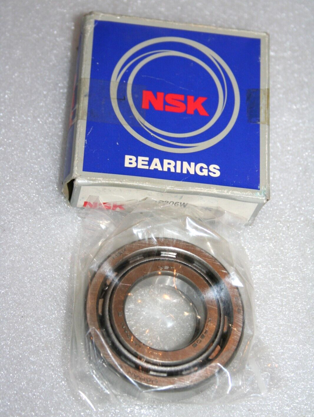 NSK NUP 206 W Single Row Cylindrical Roller Bearing, NUP206W * NEW *