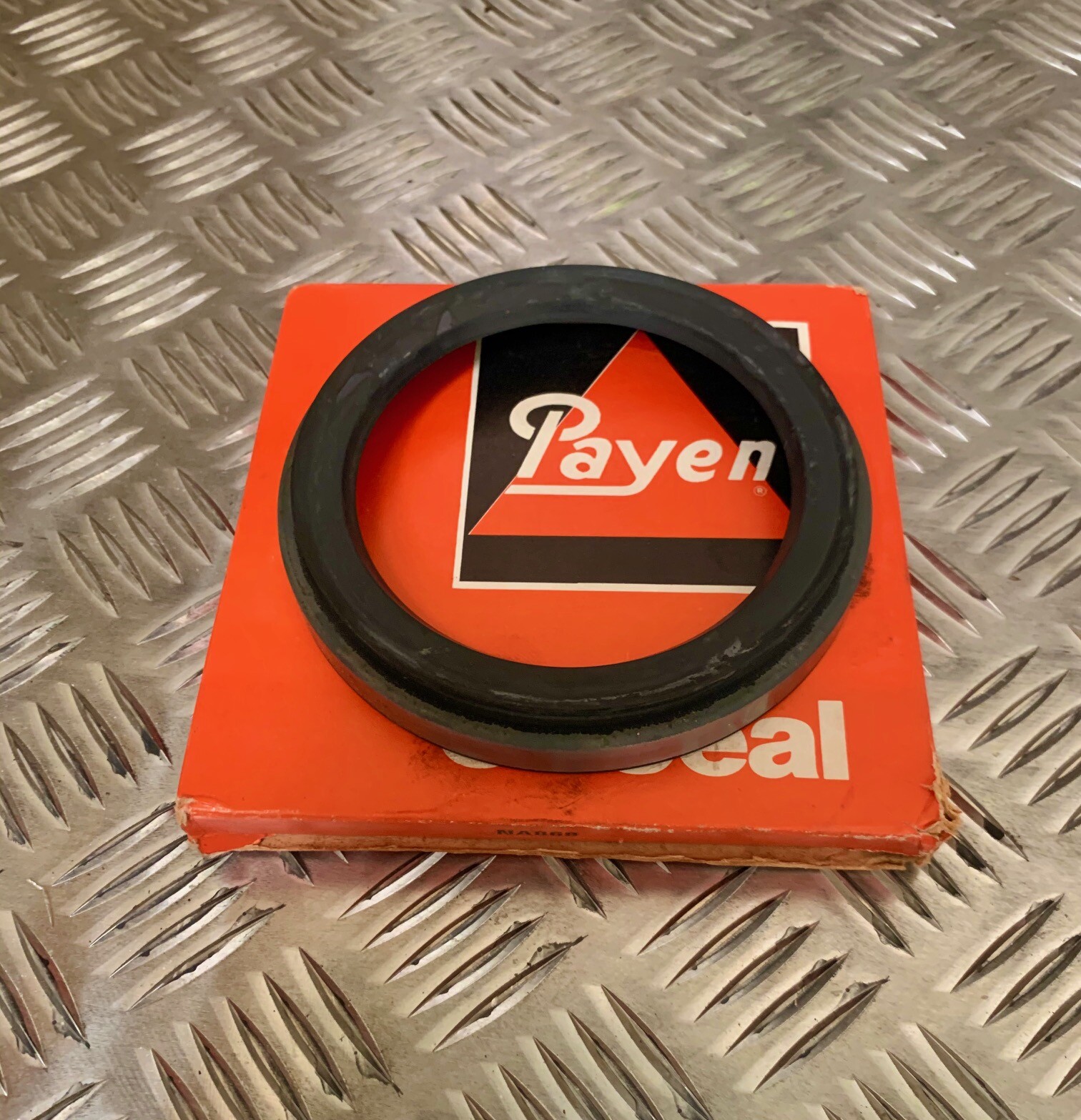 2.5/8″x 3.63″x15/32″ Metal cased Leather Seal (NA624 Payen)