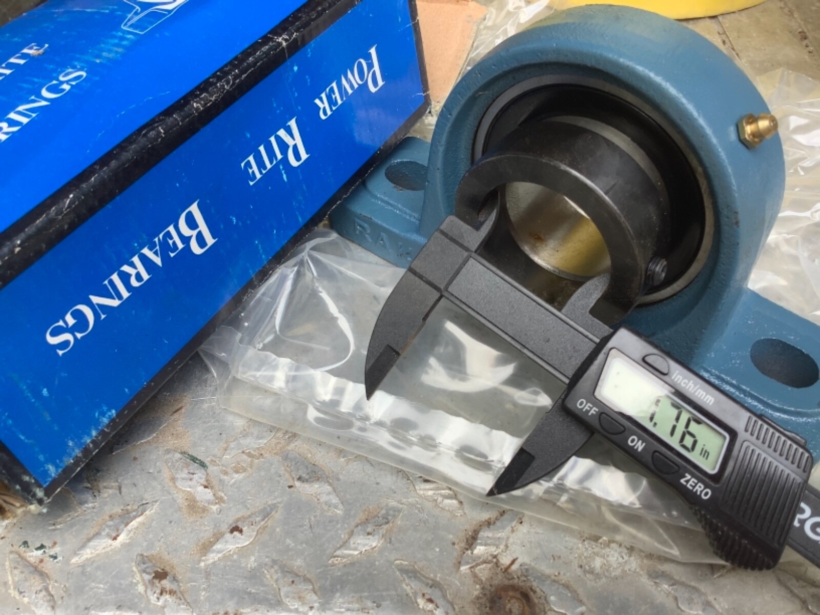 SAP209-28G TTN Pillow Block Light Duty Insert Eccentric Locking Collar