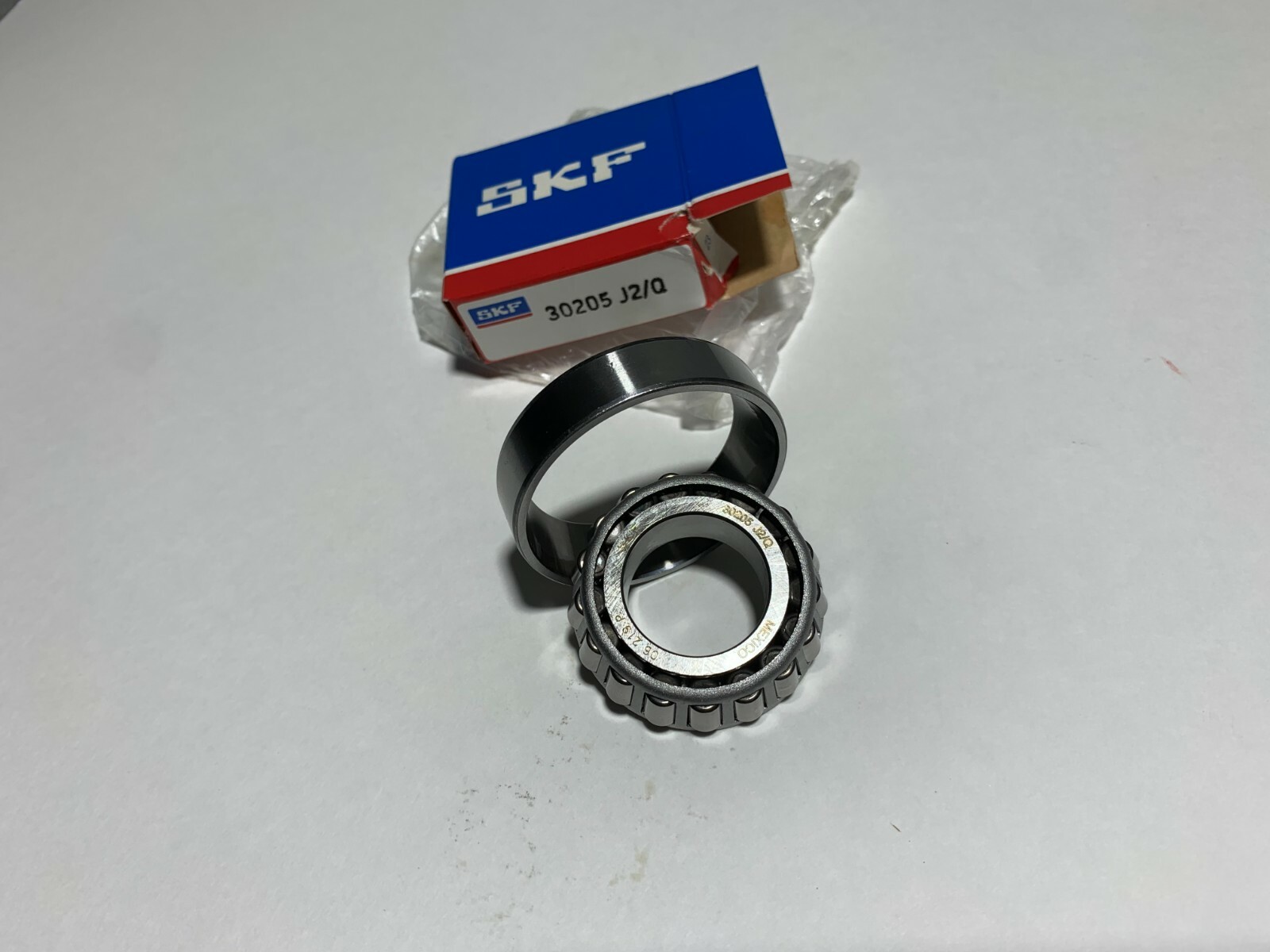 SKF 30205 J2/Q Roller Bearing Metric Tapered NEW!