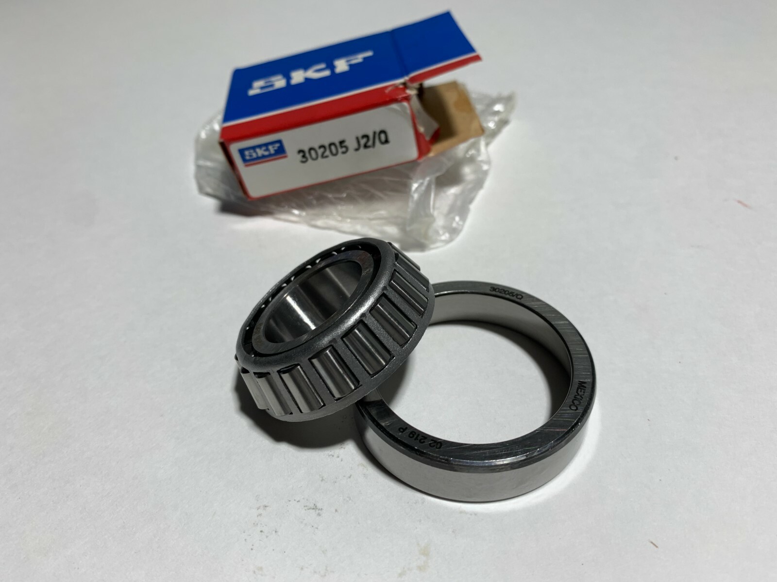 SKF 30205 J2/Q Roller Bearing Metric Tapered NEW!