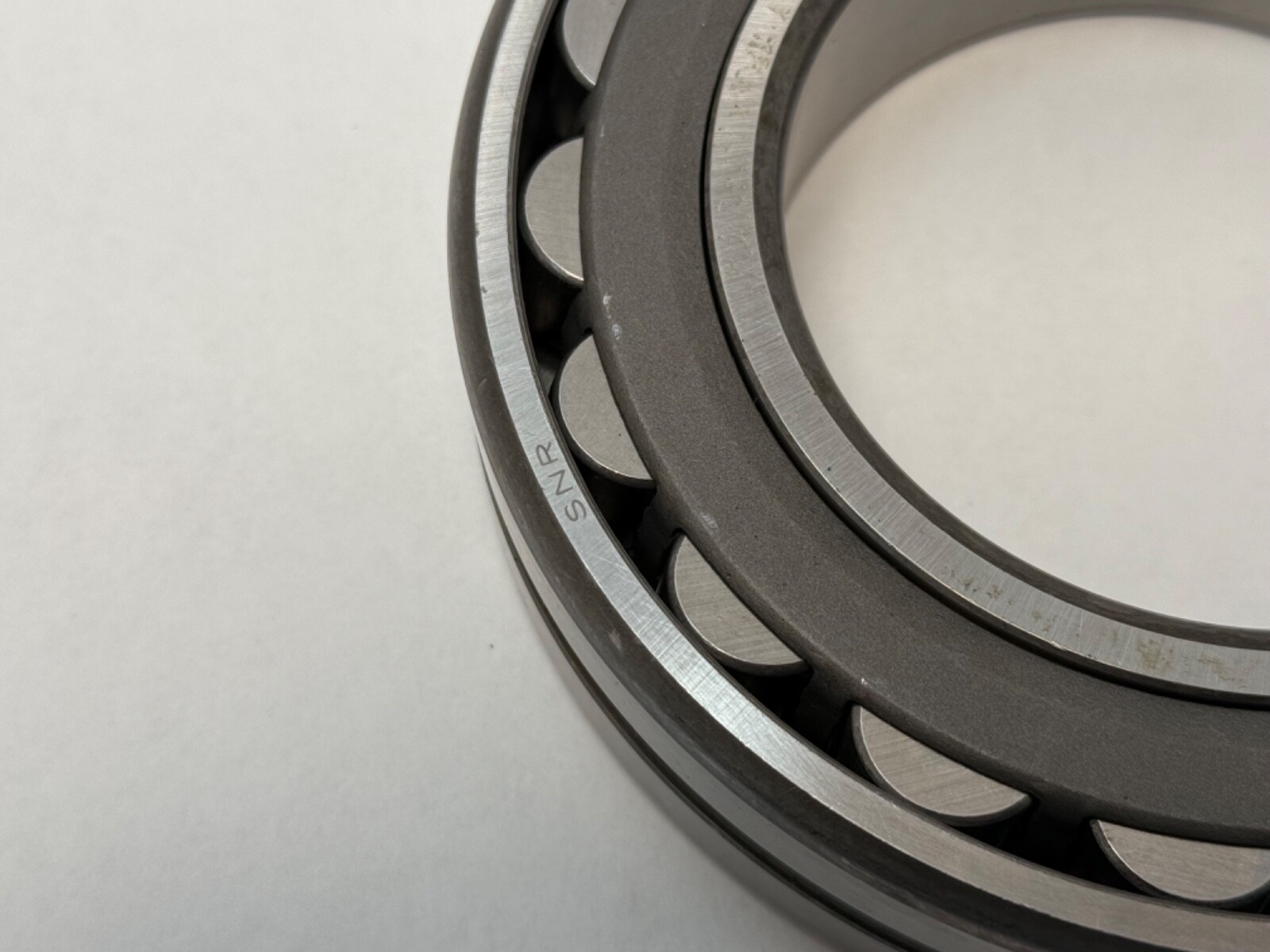 SNR 22217EAKB33J40 Bearing 22217E 22217 EA K W33/B33 C4/J40 85x150x36mm