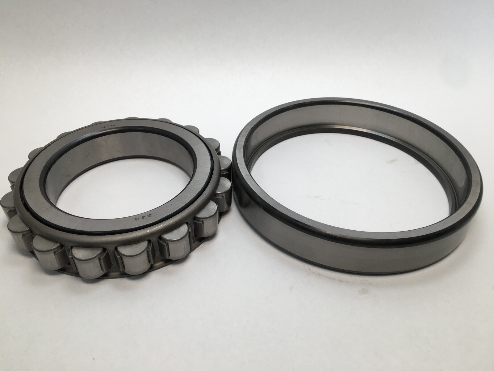 NTN NF226 Cylindrical Roller Bearing 130x230x40 mm NF 226 Japan