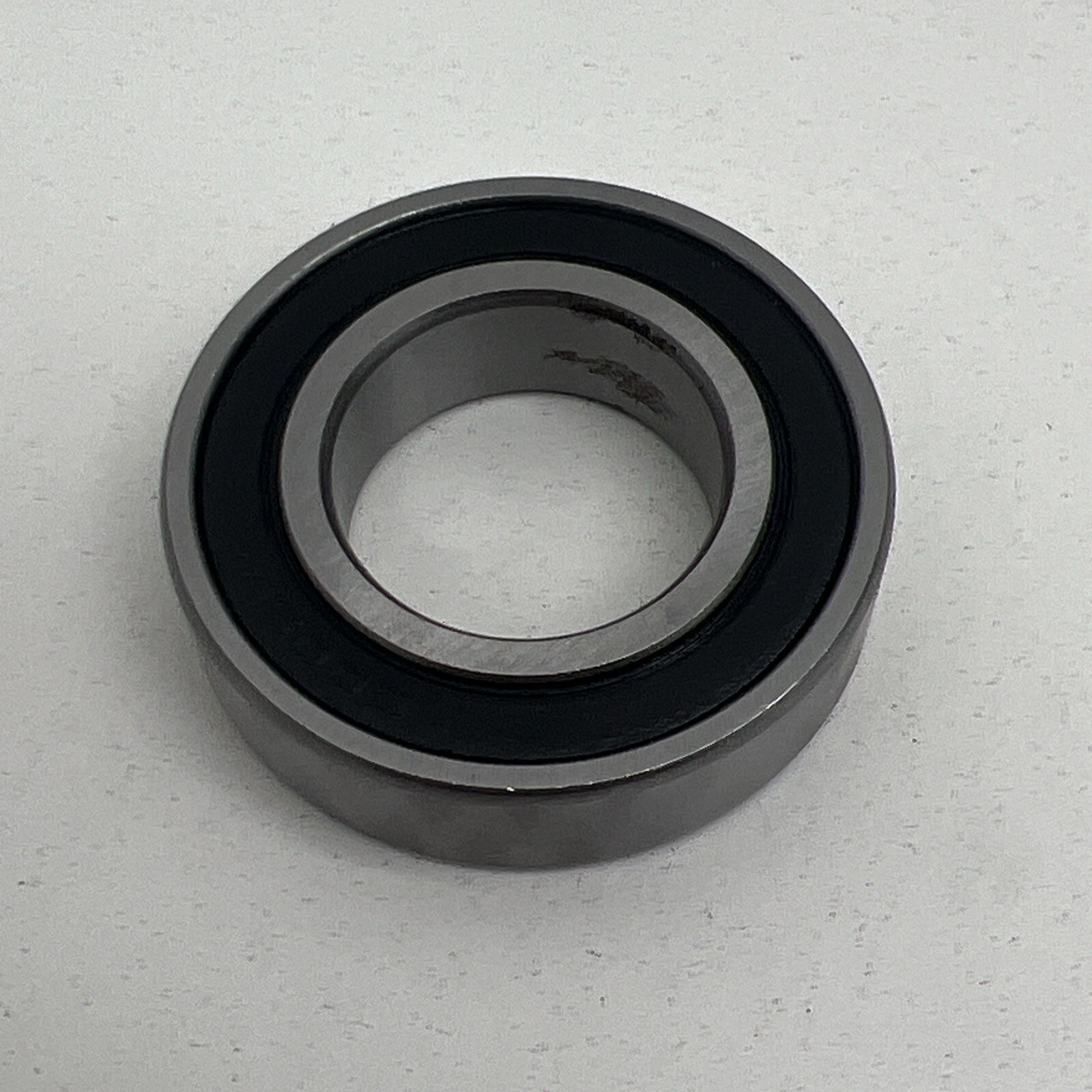Lot of (22) 6005-RS Rubber Seal Shield Bearing 25 x 47 x 12mm *Rust Spots*