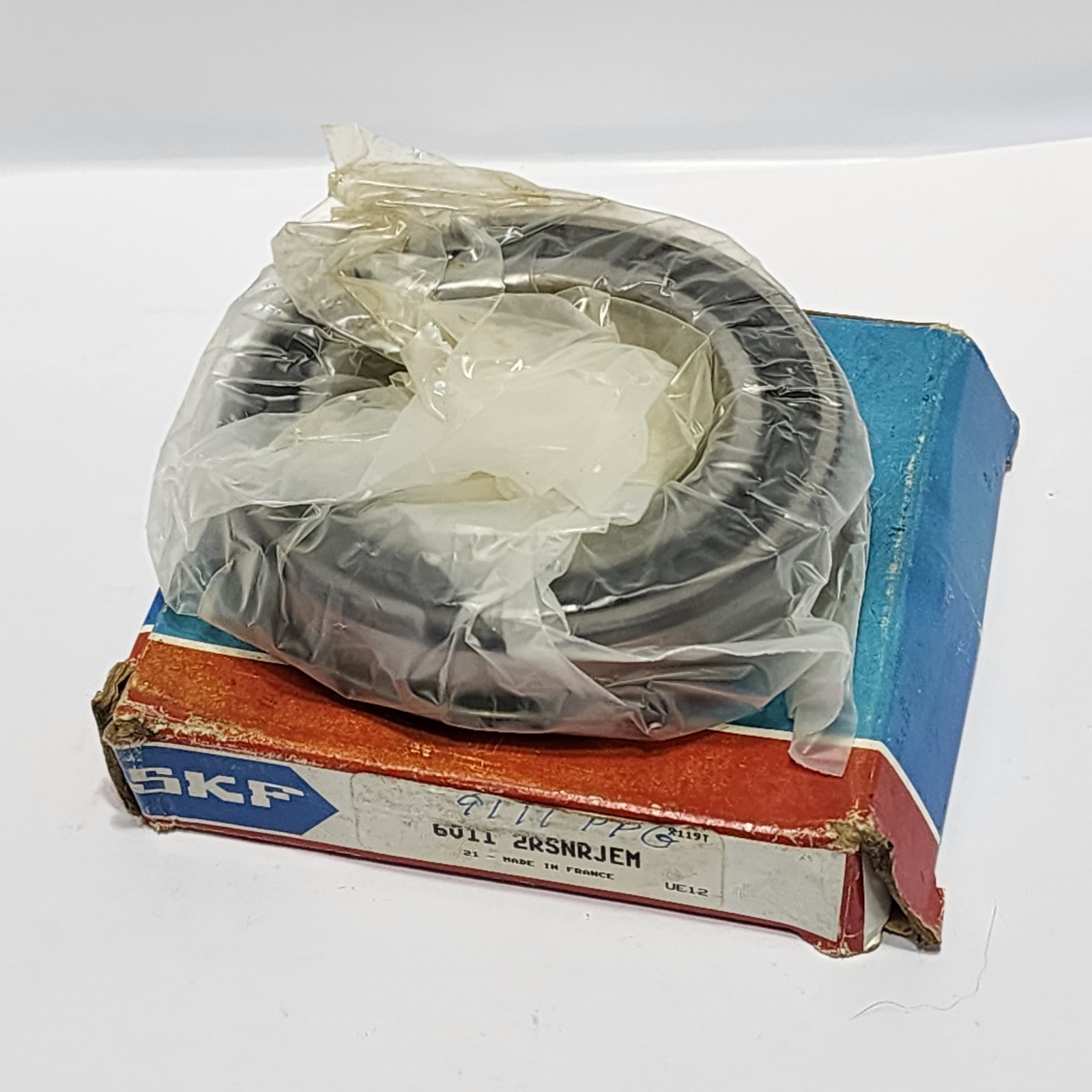 SKF 6011 2RSNRJEM / 6011 2RS NR C3 Ball Bearing