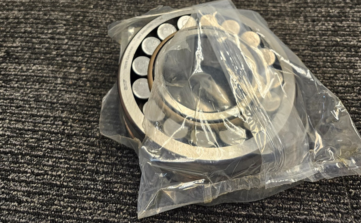 SKF 22318 EJA/VA405 Spherical Roller Bearing 90mm ID, 190mm OD Straight Bore, C4