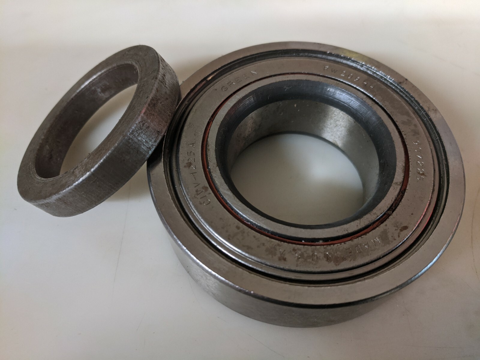 Green RW209HHR wheel bearing, made in USA ( Ford C1VV-1225A / GM 907225 )
