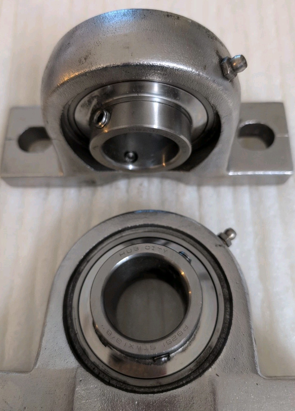 Lot Of 2 HUB CITY PILLOW BLOCK Bearings PB251 X 1 3/8 . Solid Base . New