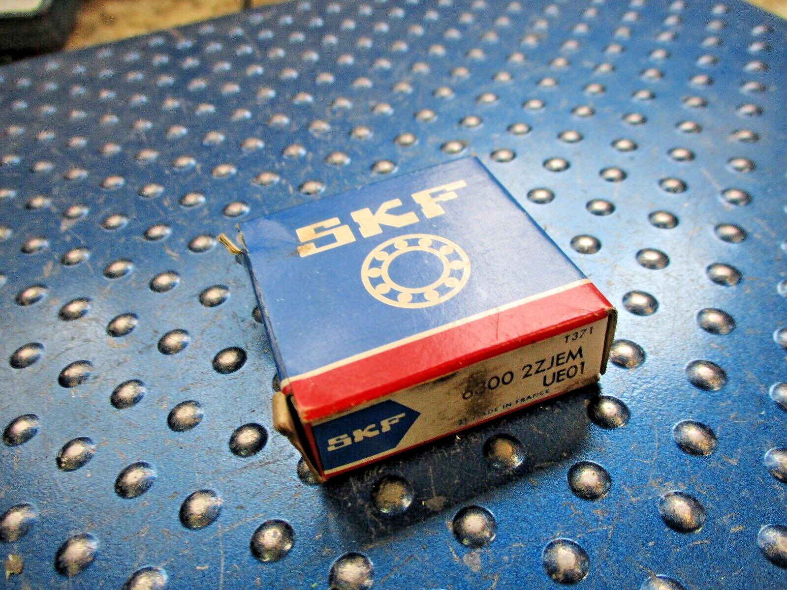 *NEW* SKF BALL BEARING 6300 2ZJEM UE01