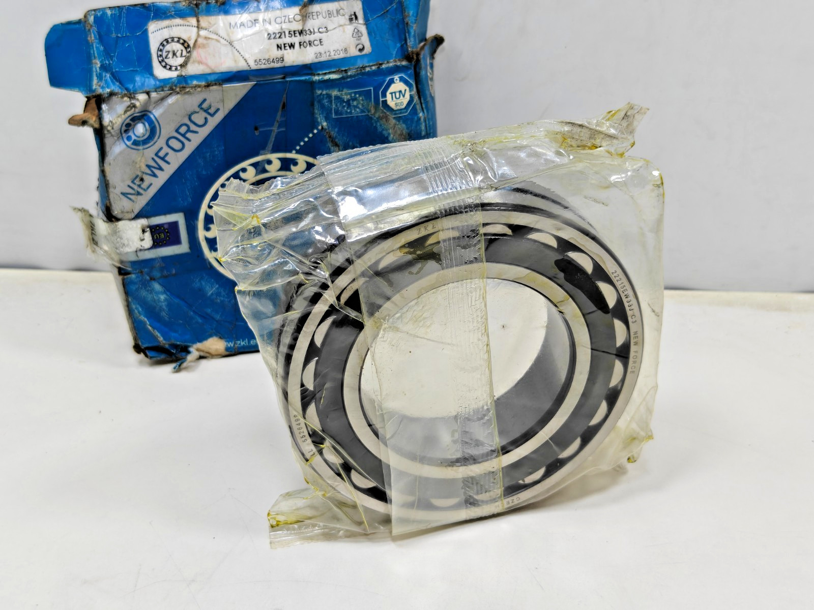 22215EW33J C3 ZKL Spherical Roller Bearing ZKL 22215-EJ-W33-C3 75x130x31 mm
