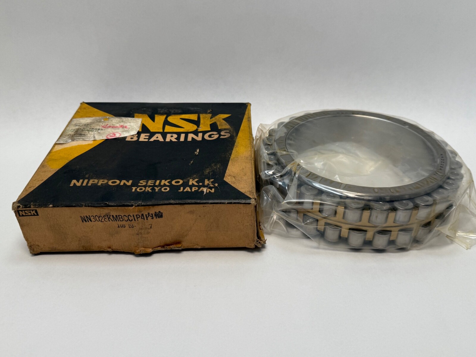 NSK NN3028KMBCC1P4 Bearing NN3028 NN-3028-K-MB-CC1-P4 140 mm ID 53 mm W