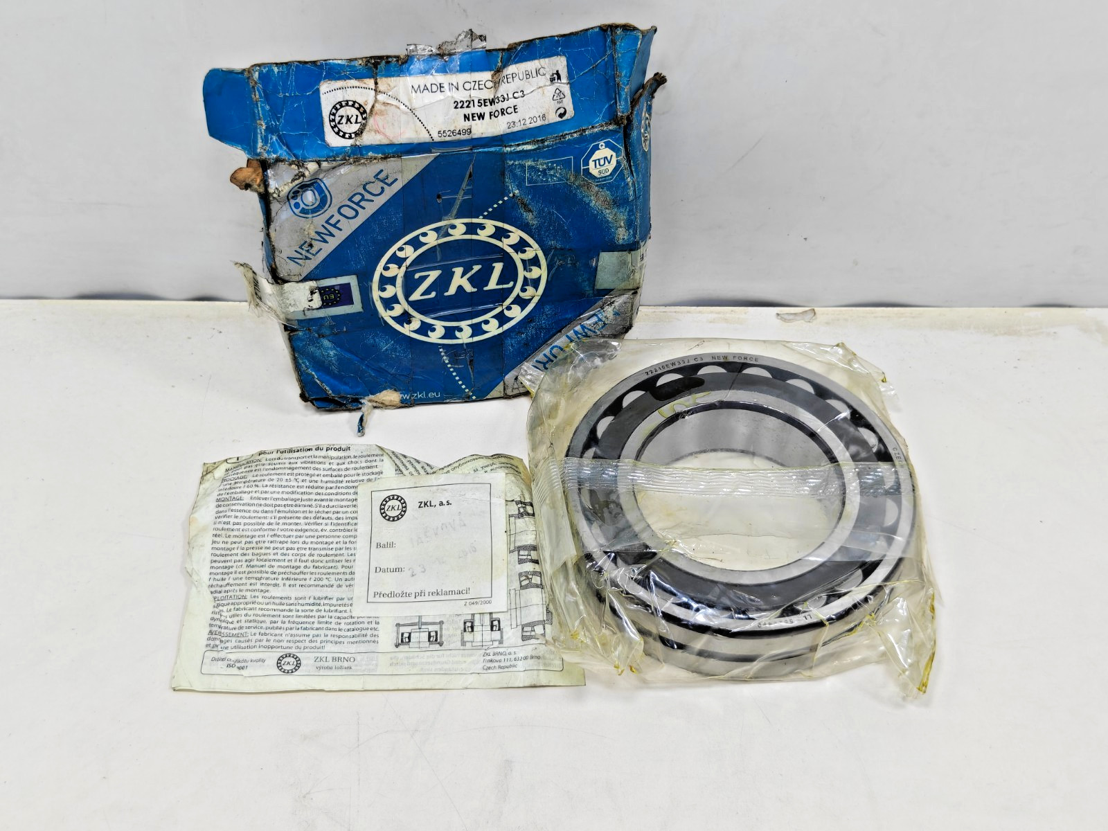 22215EW33J C3 ZKL Spherical Roller Bearing ZKL 22215-EJ-W33-C3 75x130x31 mm