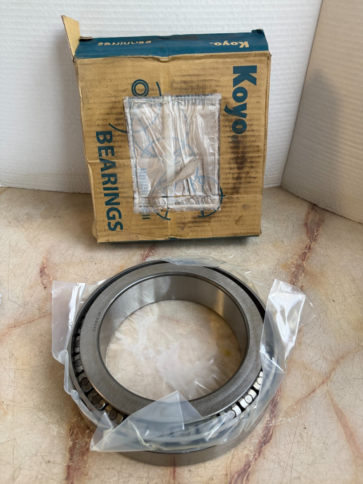 KOYO 32028JR TAPERED ROLLER BEARING NEW (OPEN BOX)